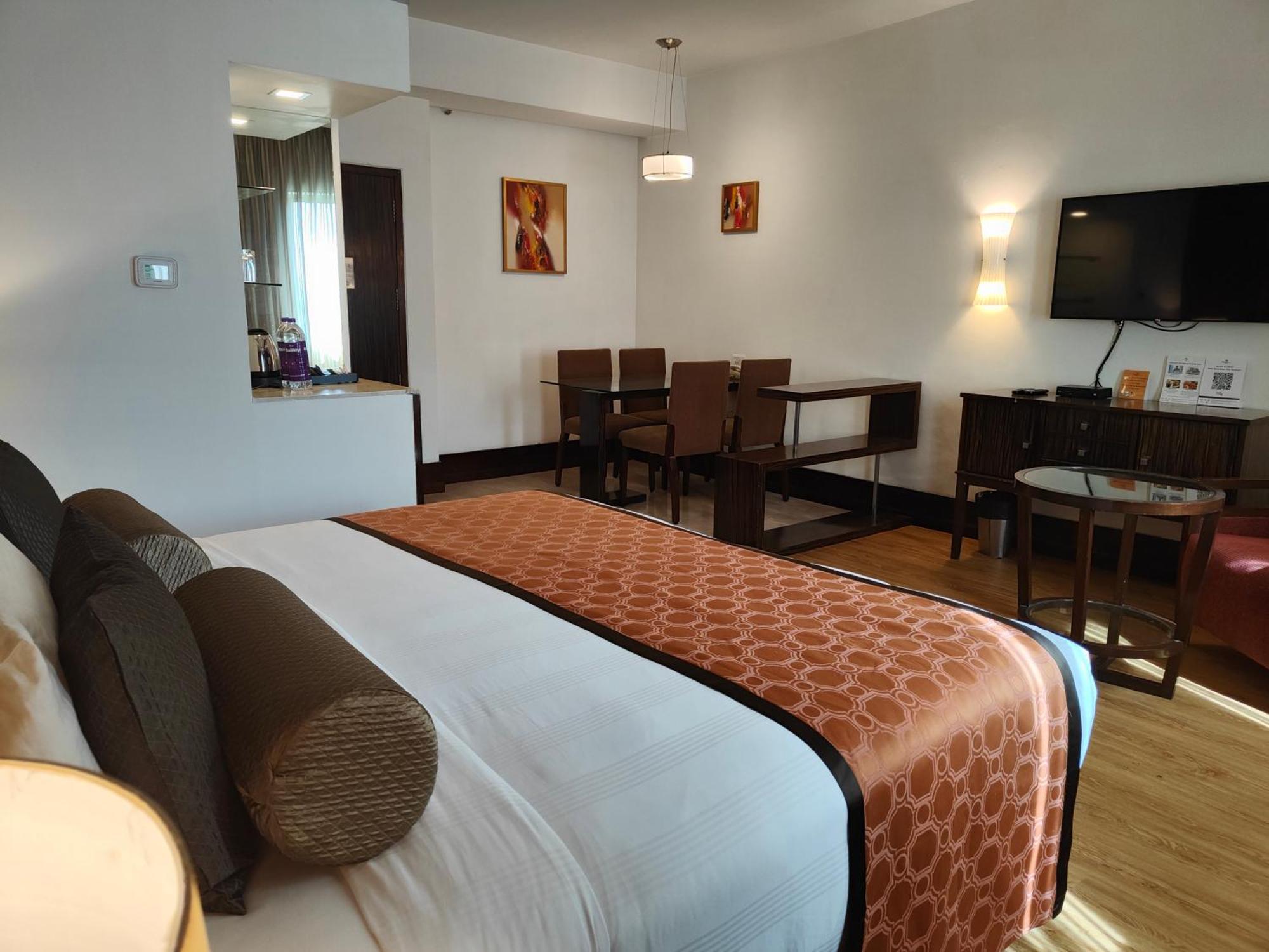 Pride Hotel, Chennai Zewnętrze zdjęcie