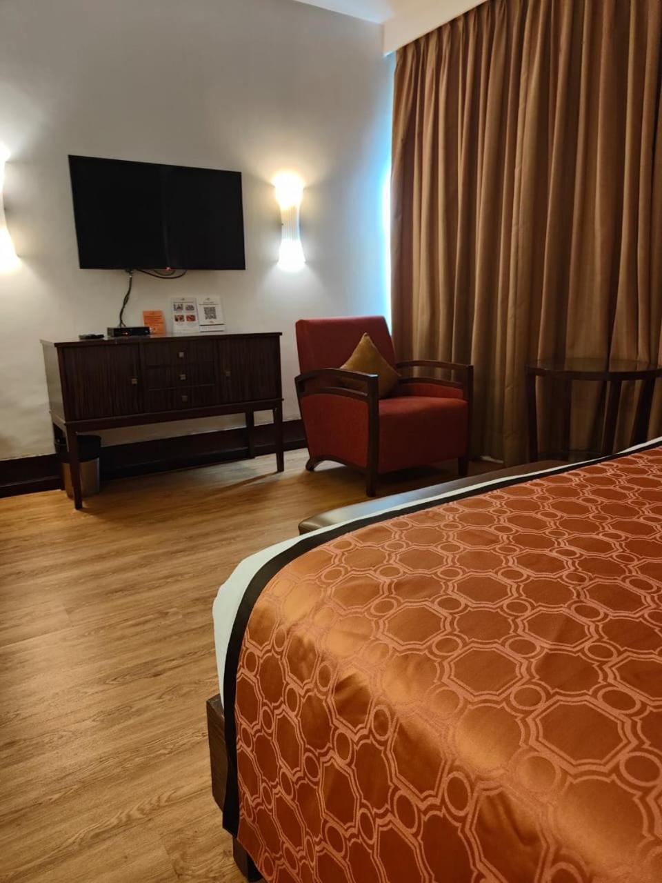 Pride Hotel, Chennai Zewnętrze zdjęcie