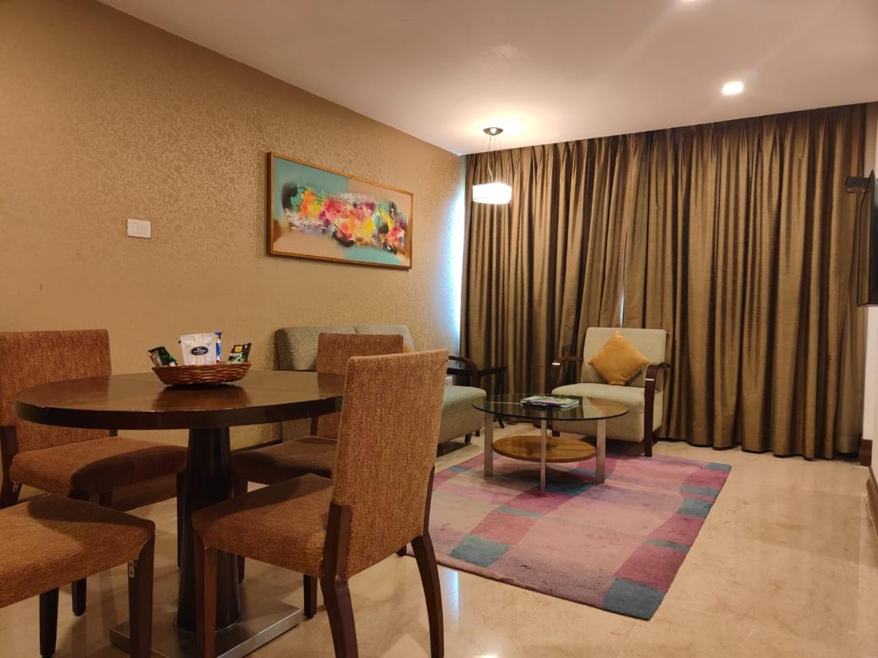 Pride Hotel, Chennai Zewnętrze zdjęcie