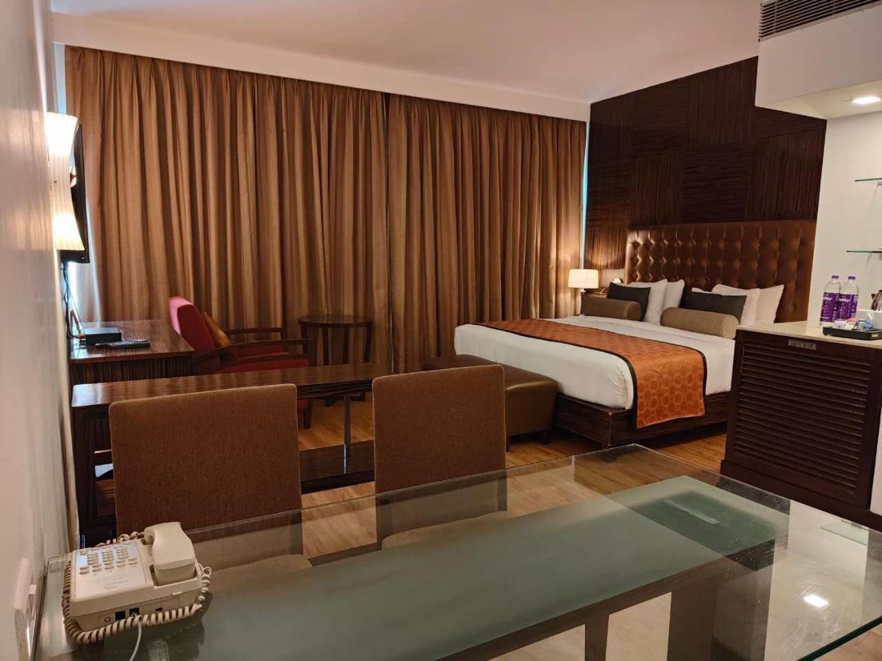 Pride Hotel, Chennai Zewnętrze zdjęcie